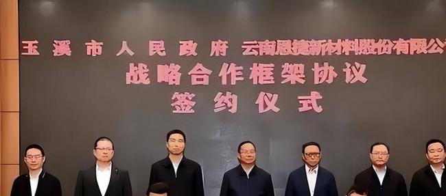 他全家移民却在中国疯狂捞金，一年赚走4个亿