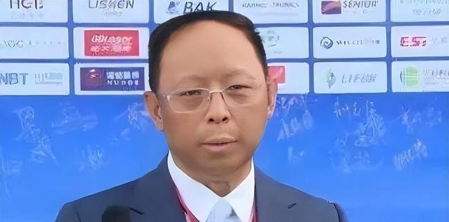 他全家移民却在中国疯狂捞金，一年赚走4个亿