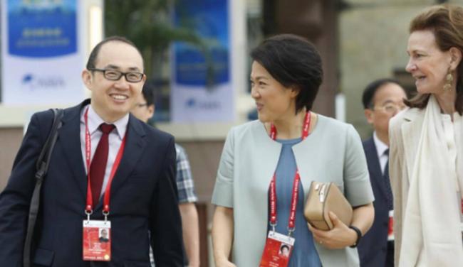 他全家移民却在中国疯狂捞金，一年赚走4个亿