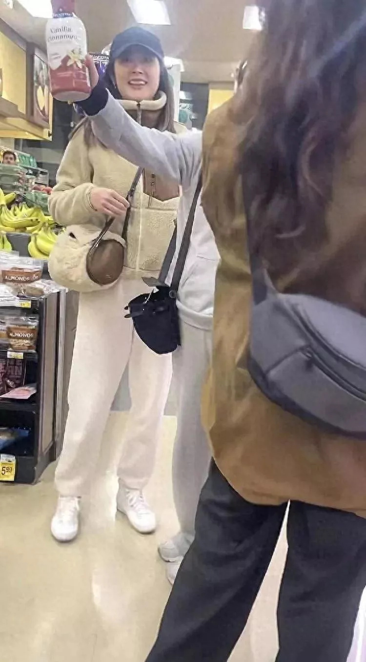 陈慧琳素颜逛美国超市，脸好方，腮帮子鼓起来了