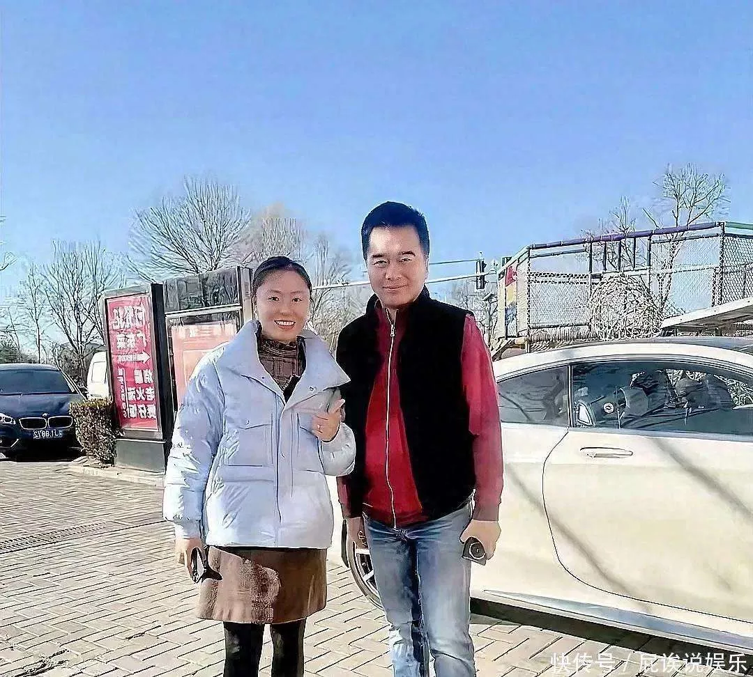 何晴头七，61岁许亚军红卫衣加身现身北京