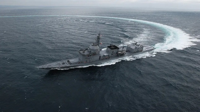 日本海上自衛隊試驗艦「飛鳥號」（JS Asuka）正在進行海上操演。日本防衛裝備廳證實已在該艦安裝100千瓦級雷射武器進行測試，使日本成為全球少數確認致力於開發定向能量武器的國家之一。（圖取自日本防衛省）