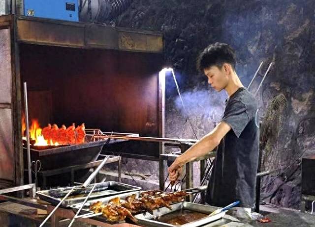 短短几天，16岁烤鸡少年塌房....