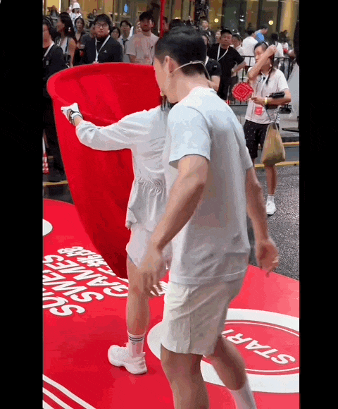 消失已久的賈玲再度現身，美到被懷疑換成克隆人