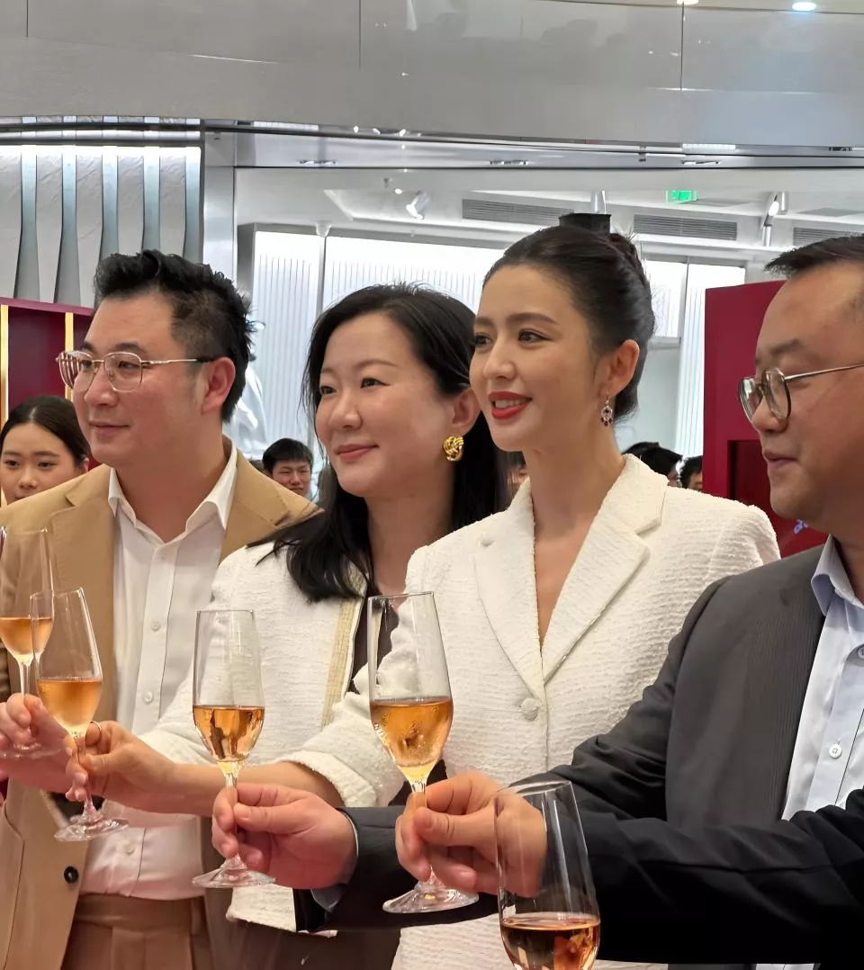 佟麗婭現身深圳萬象城,豐腴身材比少女還吸睛,新疆四美實錘!