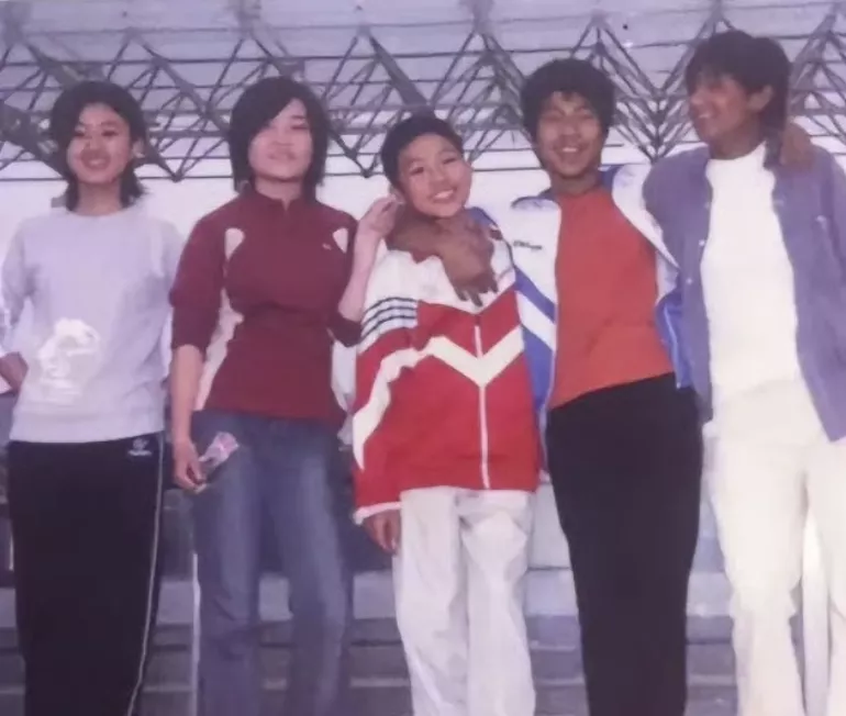 赵丽颖初中同学分享旧合照,稚嫩青涩,网友:谁能想到成了大明星