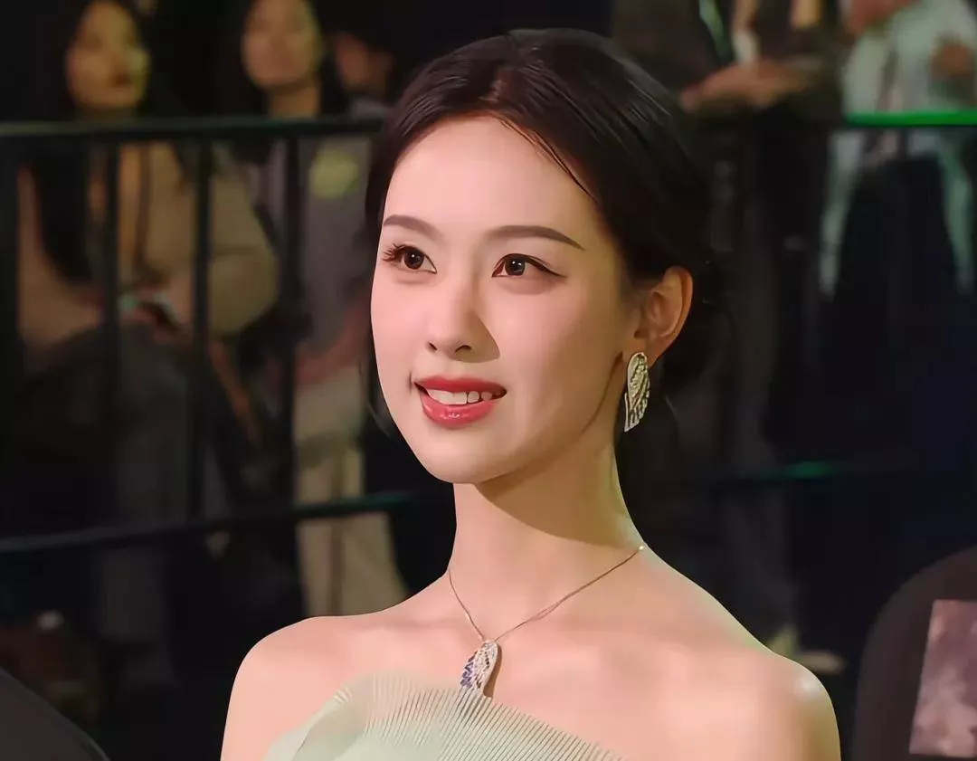 陈都灵上台领奖，白鹿没鼓掌惹争议