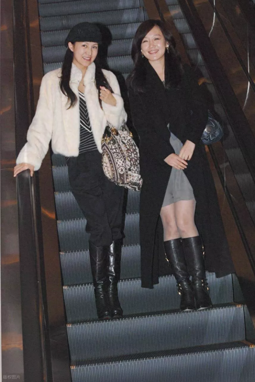 47岁薛佳凝变样了，脸肿脖子粗下巴三层肉