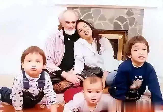 韦唯3个儿子回国,2金融高管1区块链副总裁,优秀又孝顺