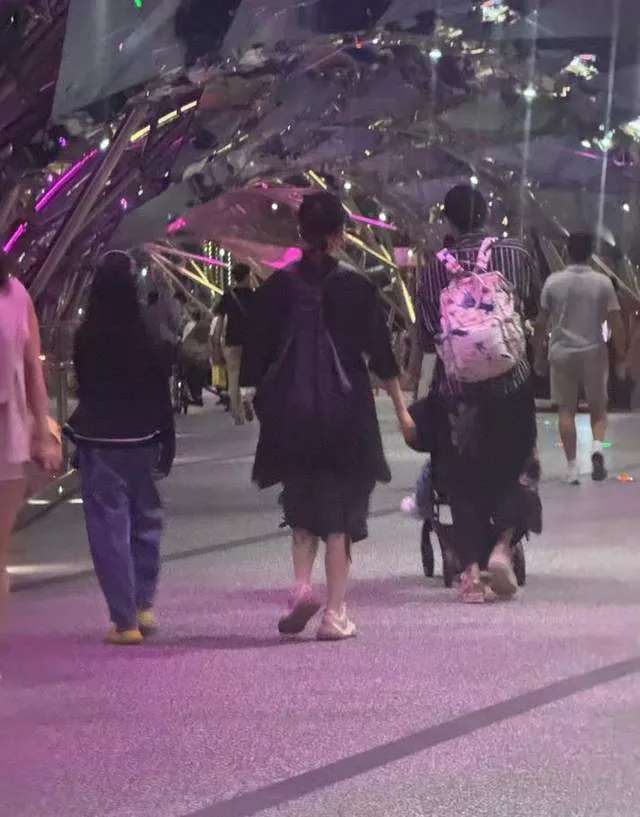 戚薇一家回国，一身装扮腰粗肚大似孕妇