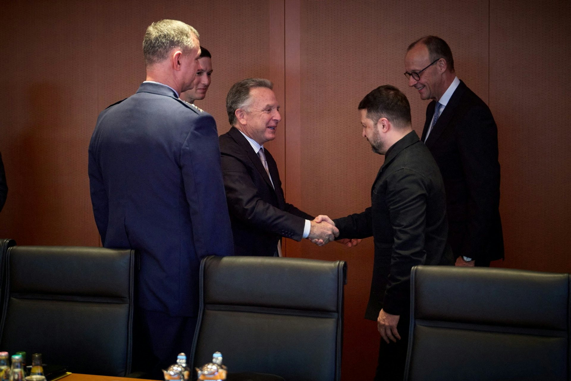 2025年12月14日，烏克蘭總統澤連斯基（Volodymyr Zelenskiy）在德國柏林，與美國中東問題特使威特科夫（Steve Witkoff）握手。（Ukrainian Presidential Press Service/Handout via REUTERS）