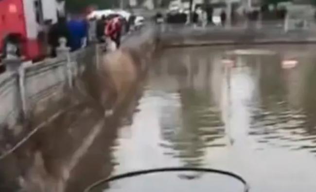 幼儿园园长私家车载6名幼童 冲入池塘 全部罹难