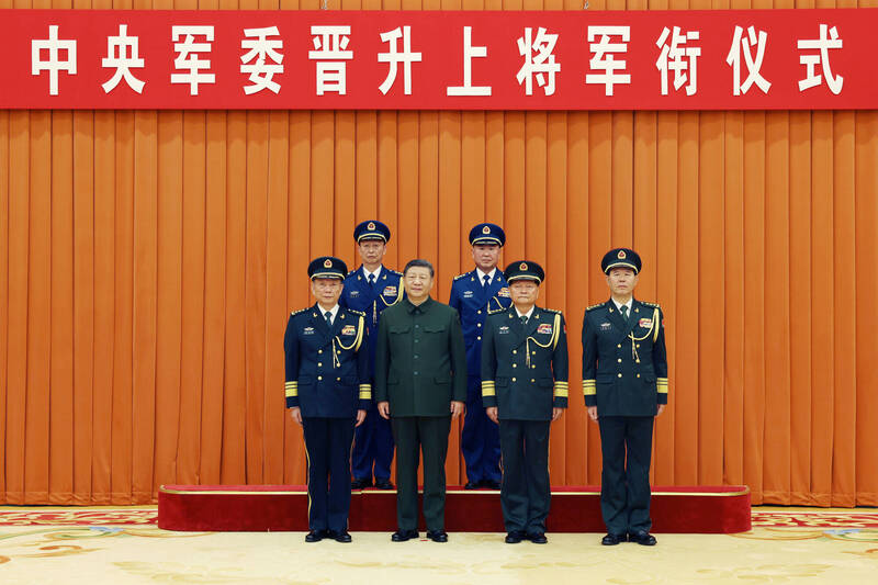 習近平22日為共軍新任東部、中部戰區司令晉升上將授階。（美聯社）