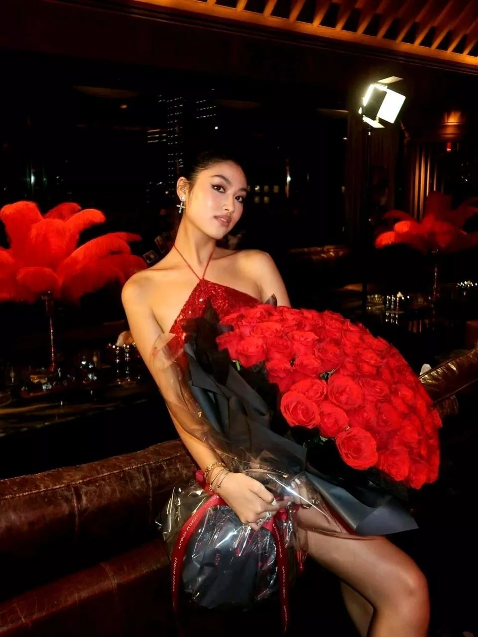 任达华女儿晒庆生照，180身高配106大长腿