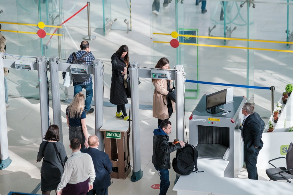 這個假期想要閃亮登場可以，但請不要在機場，否則可能會無法通過安檢。（示意圖：shutterstock/達志）