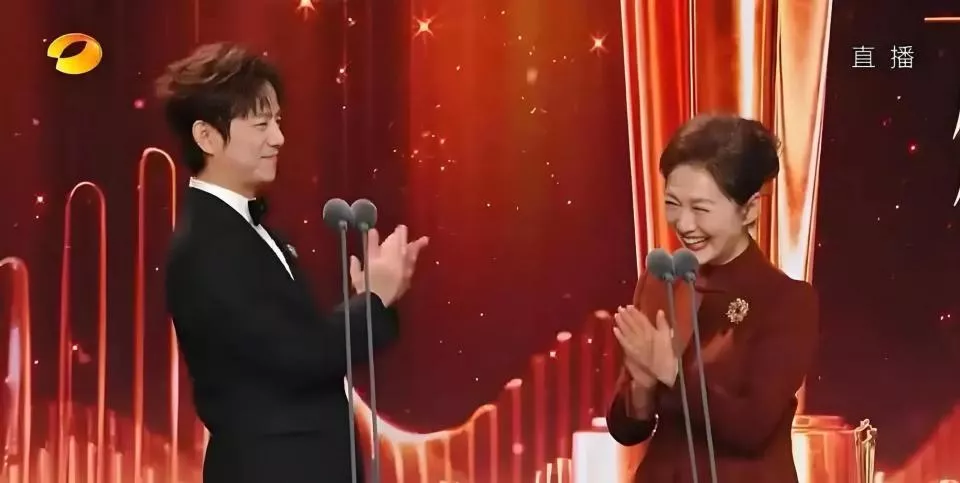 何炅见海霞秒变迷弟,捂脸尖叫且弯腰递麦,专业崇拜太戳人了