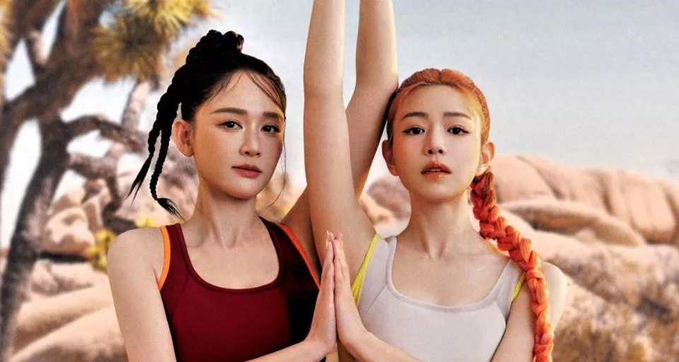 两个年龄加起来快90岁的中年女人，合体惊艳亮相