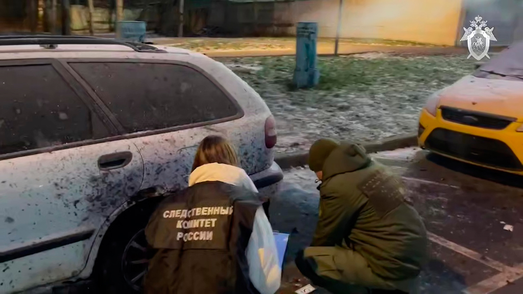 俄羅斯聯邦調查委員會人員在24日凌晨發生的莫斯科爆炸案現場一輛汽車周邊調查。（美聯社）