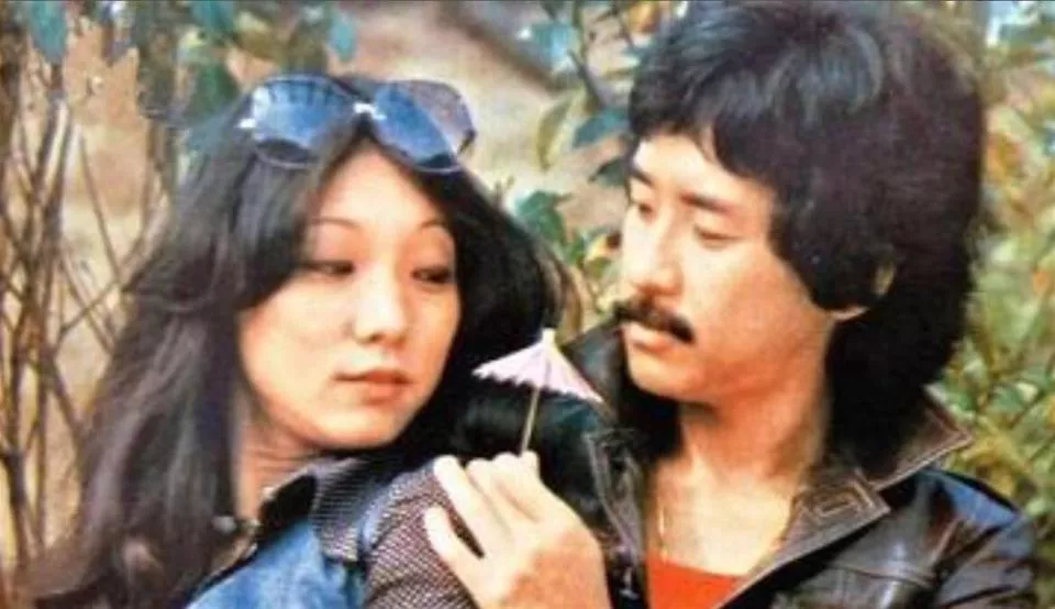 78岁林子祥近况曝光,嘴歪穿女士棉袄,叶倩文打扮土气丑鞋抢镜