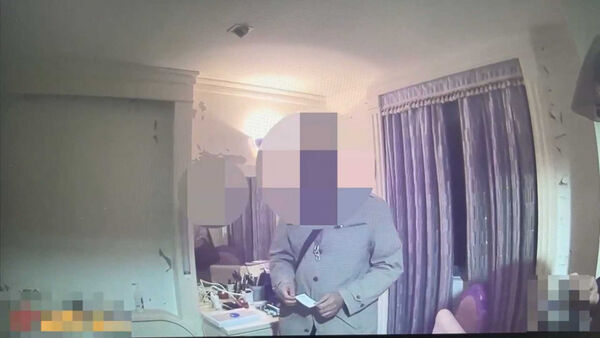 廖慶裕甚至還帶警察回到「招待所」，拿出「聯合國國際法官」印章，試圖證明身分。（圖／翻攝畫面）