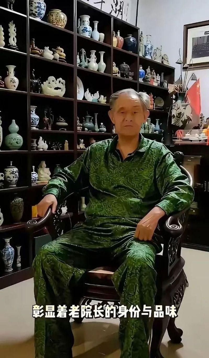 徐湖平与他的收藏品。（视频截图）