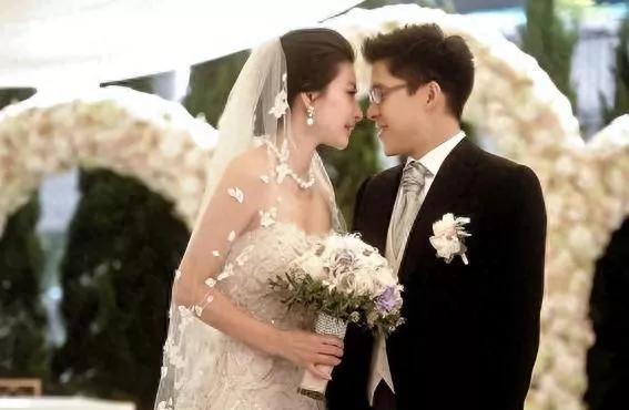 霍启刚押对宝了！44岁郭晶晶再传喜讯