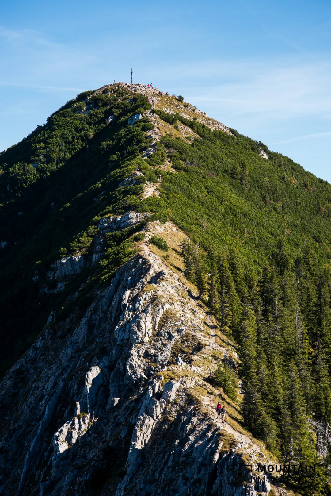 8个中国年轻人德国登山遇险 直升机都来了