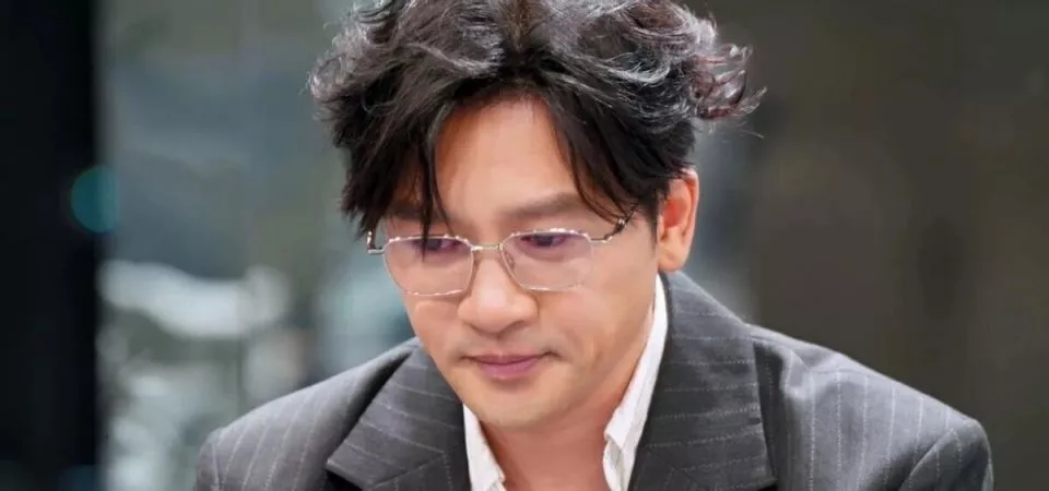 52岁苏有朋罕见泪崩,原生家庭曝光后,才懂他为何不婚不育