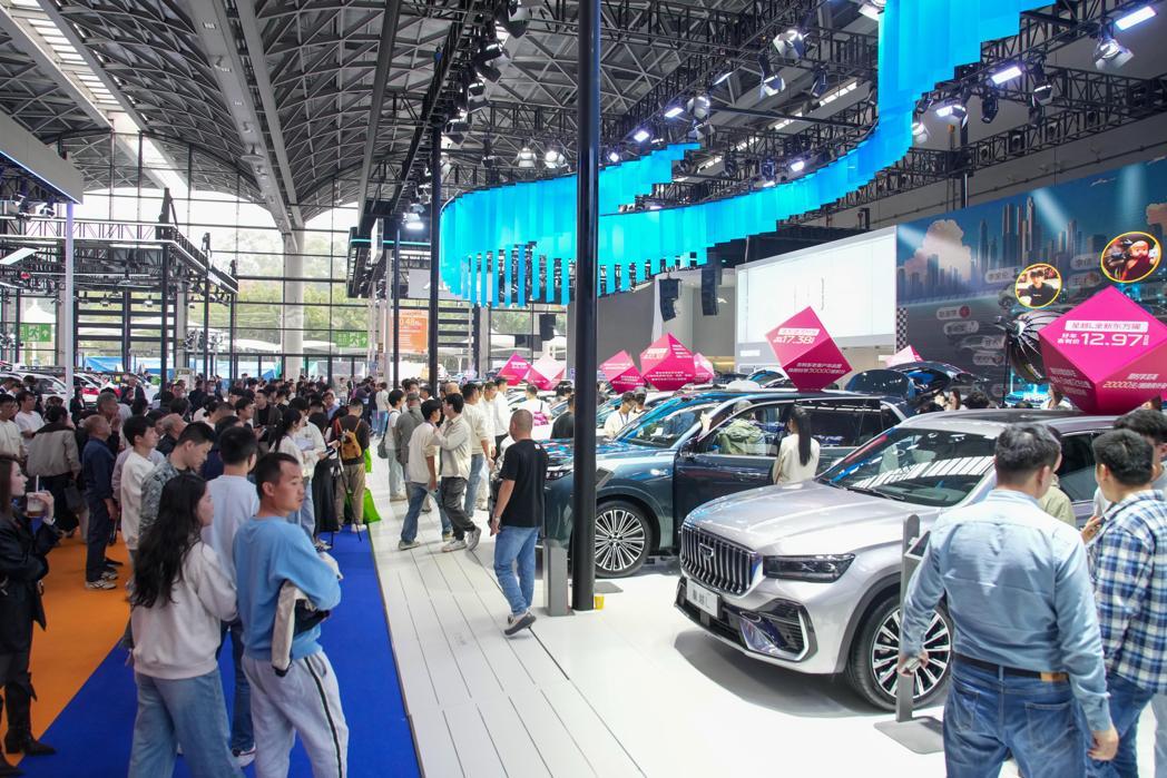 中国大陆今年汽车产业依旧产销两旺,但利润率却因行业严重内卷持续偏低。图为本月11... 中国大陆今年汽车产业依旧产销两旺,但利润率却因行业严重内卷持续偏低。图为本月11...