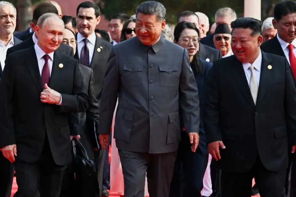 今年九三閱兵期間，習近平與普京、金正恩閑聊活150歲話題，被意外直播。 從這一話題，我們可以想像，習作為獨裁者，肯定想終生掌權。 （美聯社）