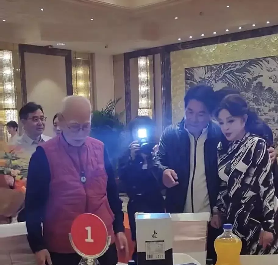 刘晓庆庆50周年，陈国军站边角强撑笑，离婚20年同台