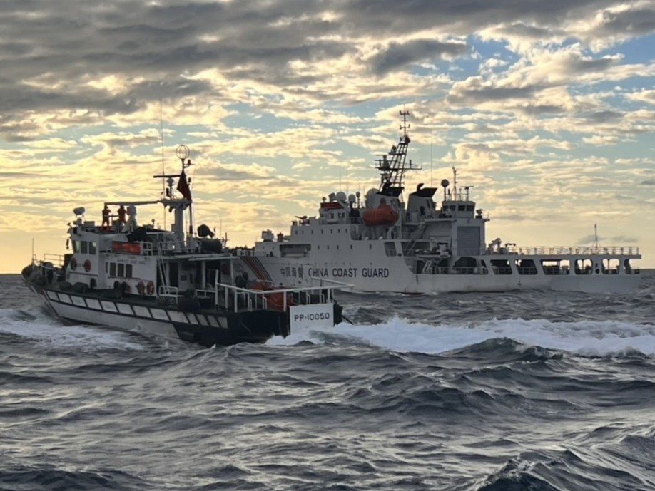 海巡署舰艇(左)对峙中国海警船(右)。记者廖炳棋/翻摄 海巡署舰艇(左)对峙中国海警船(右)。记者廖炳棋/翻摄