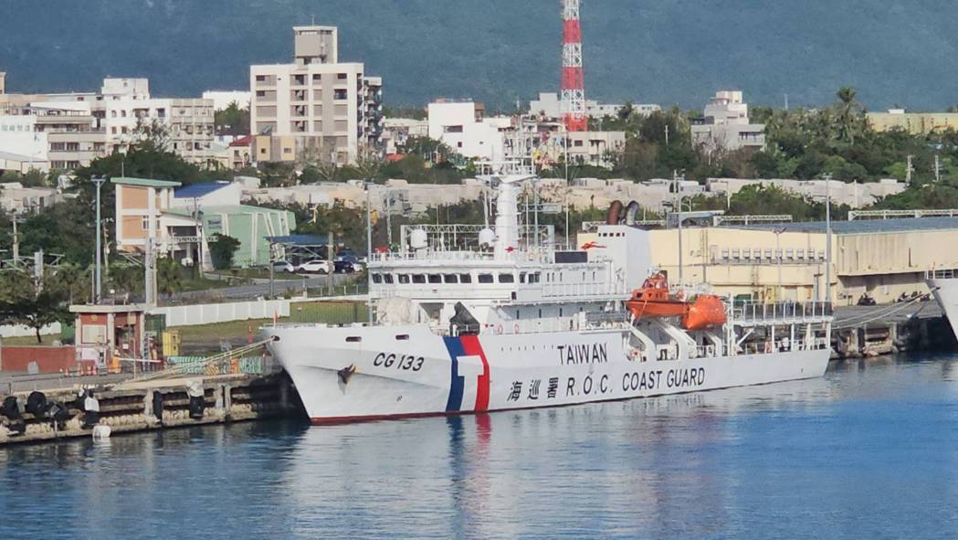 因应对岸军演,海巡署派遣大型舰船及巡防艇在港区周边警戒。图/民众提供 因应对岸军演,海巡署派遣大型舰船及巡防艇在港区周边警戒。图/民众提供