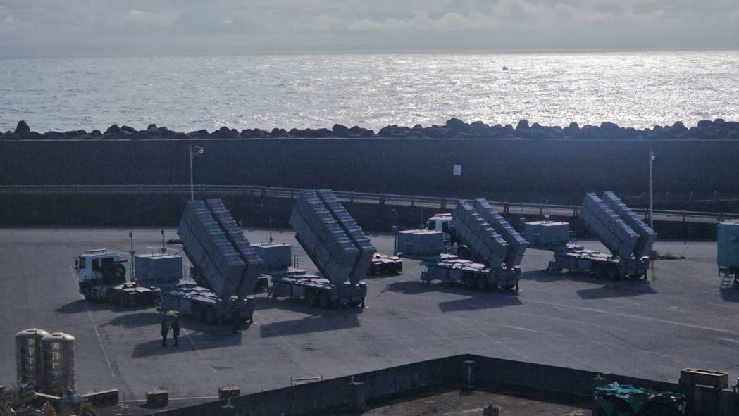 因应对岸军演动态,花莲渔港内出现雄三飞弹部署。图/民众提供 因应对岸军演动态,花莲渔港内出现雄三飞弹部署。图/民众提供