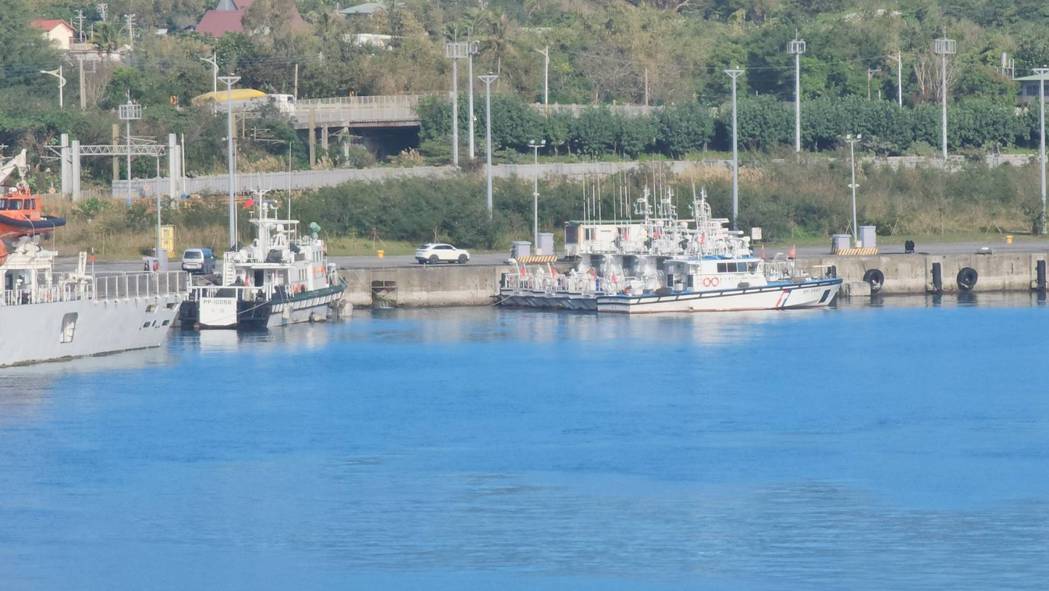 因应对岸军演,海巡署派遣大型舰船及巡防艇在港区周边警戒。图/民众提供 因应对岸军演,海巡署派遣大型舰船及巡防艇在港区周边警戒。图/民众提供