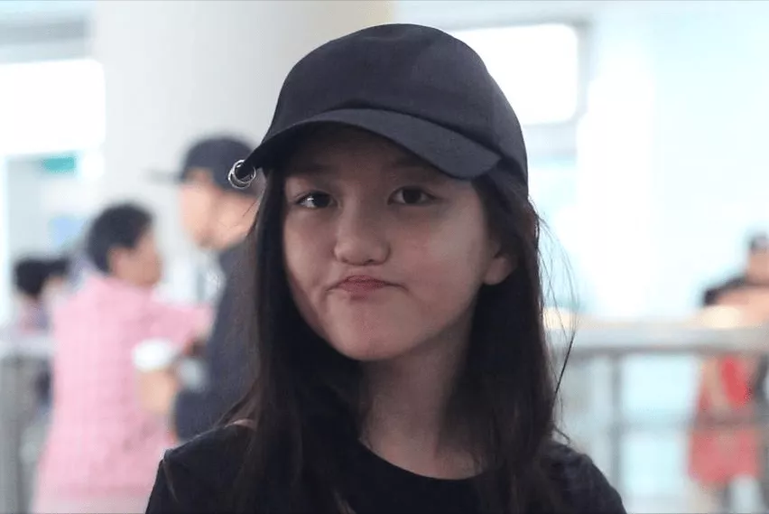 李嫣上海吃饭被偶遇，大冬天穿短袖很抗冻