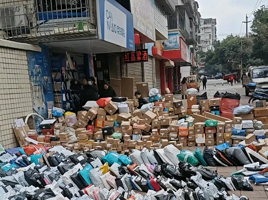 2025「返貧八件套」：死在了旺季前夜