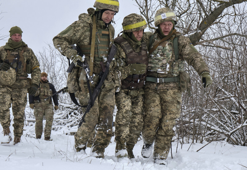 乌克兰第65独立机械化旅新兵29日在札波罗热进行冬季训练。最新曝光的和平协议草案要求乌克兰将兵力上限限制在80万人，这意味著需从现有规模裁减约20%，引发削弱防卫能力的担忧。（欧新社）