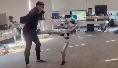 中國AI機器人「造反」腳踢訓練員&nbsp;引發熱議