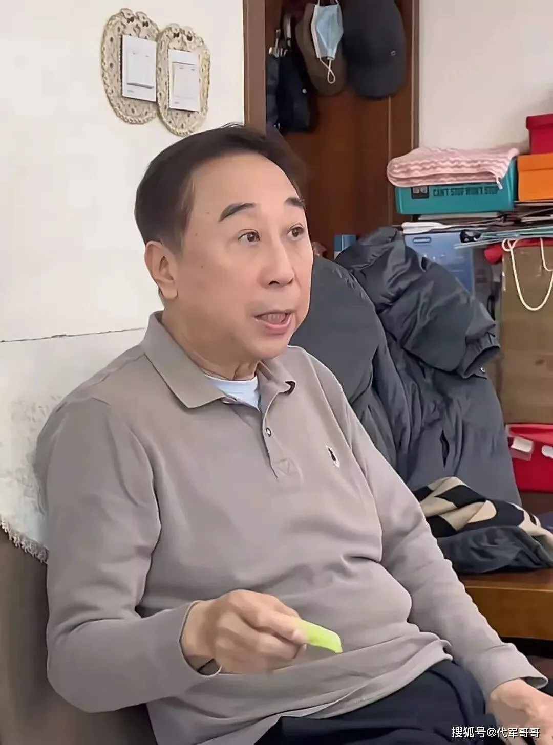 68岁冯巩近况曝光！住100平小房，衣服纸箱乱堆