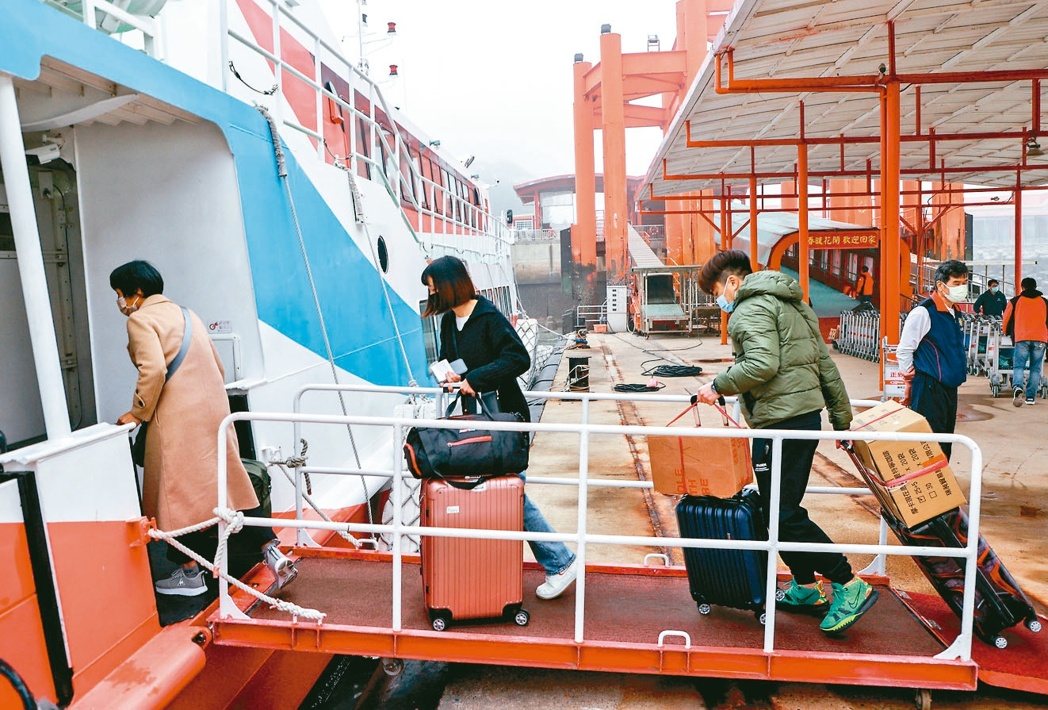 旅客搭乘金门小三通航线往返两岸。(本报资料照片) 旅客搭乘金门小三通航线往返两岸。(本报资料照片)