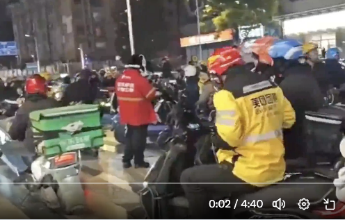 继长沙后 四川自贡再现外卖骑手群体抗议