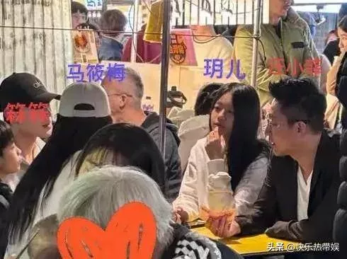 玥儿正脸像爸，托腮动作像极了当年大s