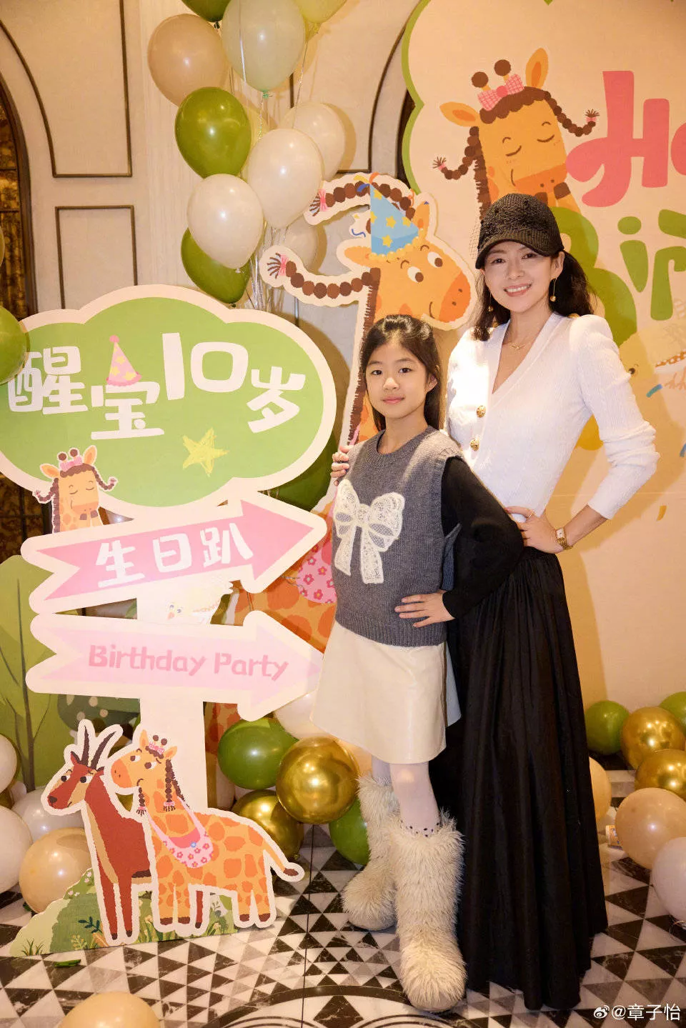 章子怡哥哥新年晒结婚20周年！全家福人丁兴旺