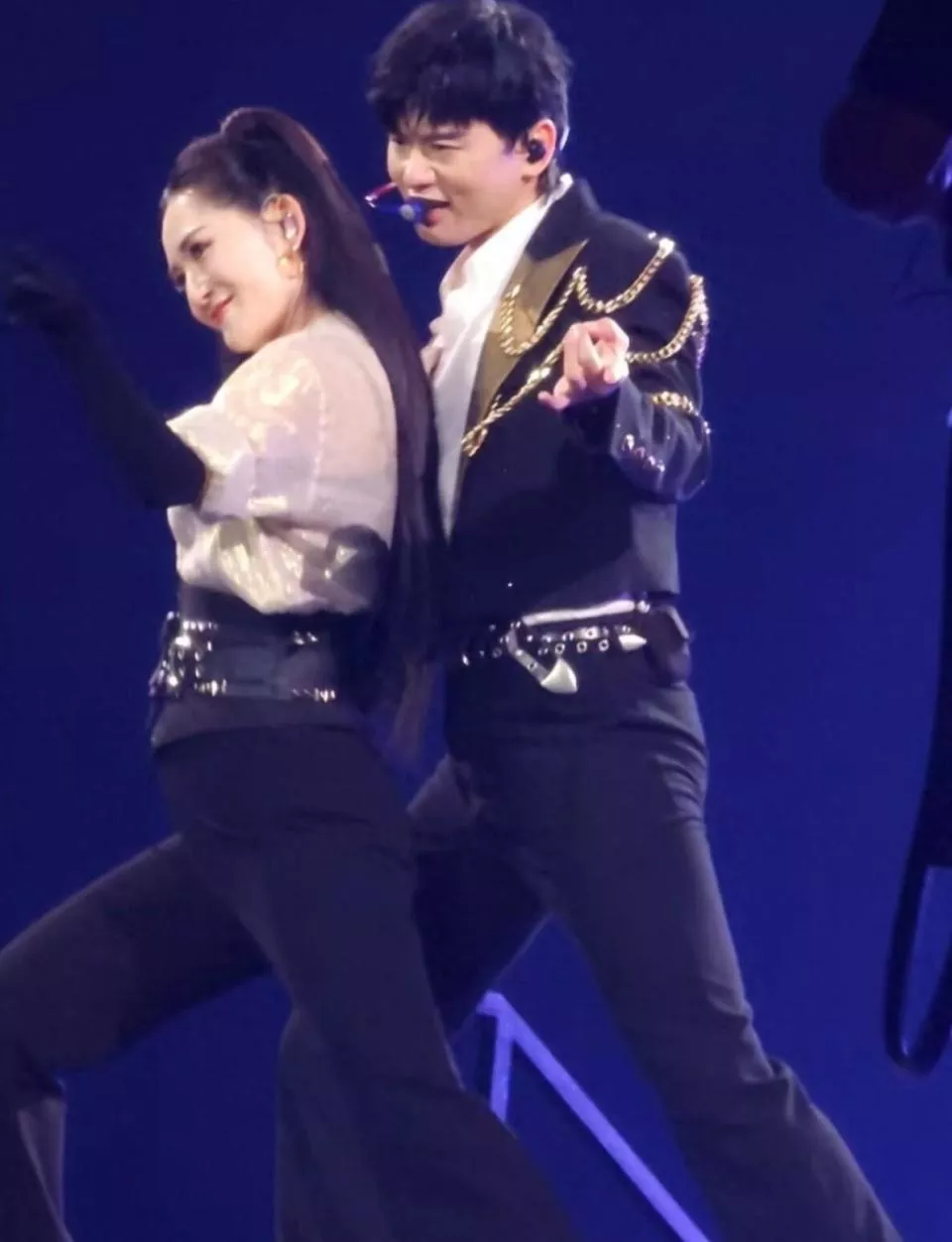 张杰夫妻同台再升级!老粉发文脱粉,维嘉何炅为谢娜落泪