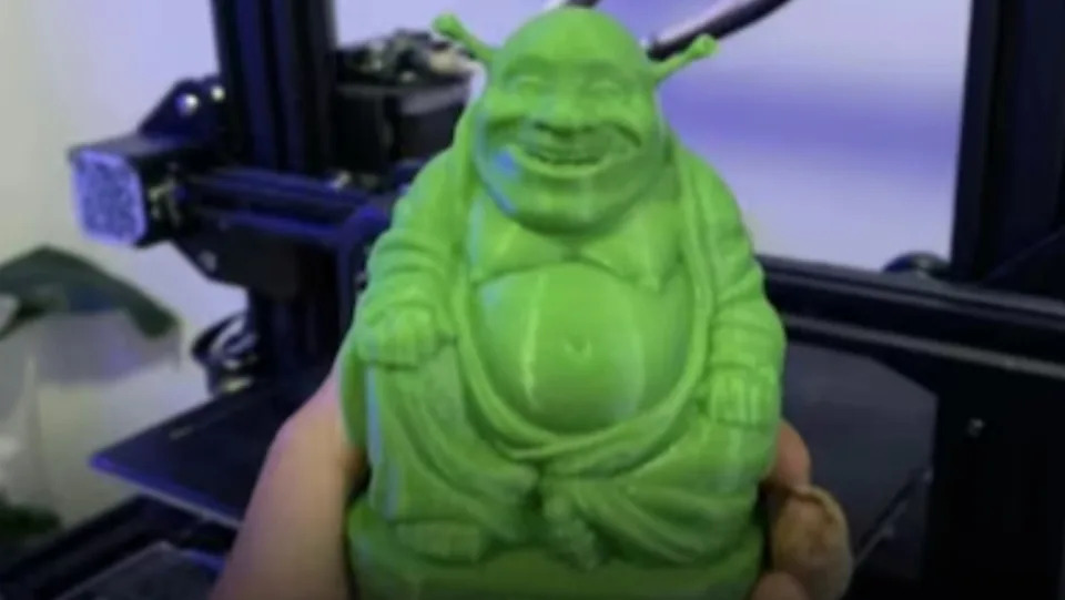 一名菲律賓女子供奉「綠色神像」，4年後才被友人告知是「史瑞克」。翻攝自news18／Reddit