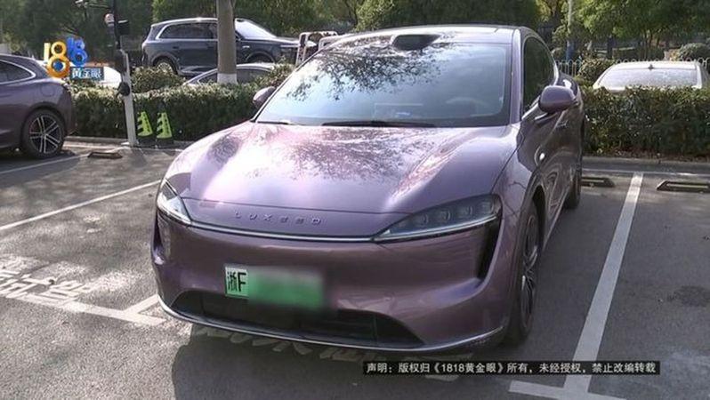 汽车防撞梁被拆开，出现麻花和饼干。（取材自1818黄金眼）