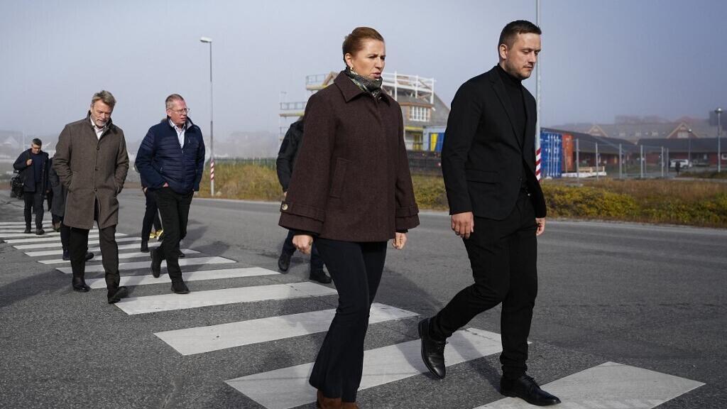Le chef du gouvernement du Groenland, Jens-Frederik Nielsen (à droite), et la Première ministre danoise, Mette Frederiksen, arrivent à la maison de la culture Katuaq à Nuuk, au Groenland, le 24 septembre 2025. (Illustration)