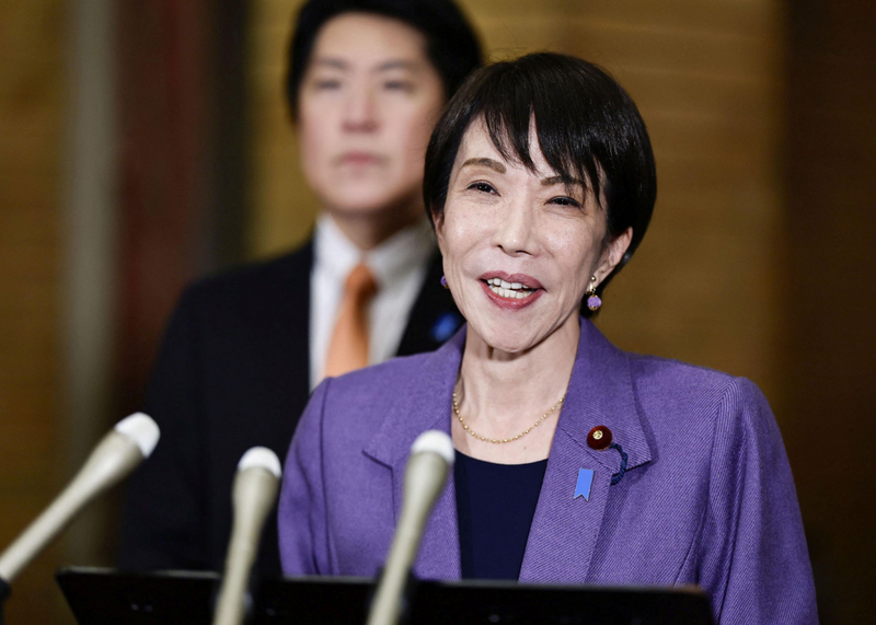 日本首相高市早苗在跨年期间，不但有繁忙的公开行程，还得随时应对国际情势，与美国总统特朗普进行电话会谈，还要忙着整理刚搬进首相官邸一堆东西，甚至还要准备丈夫的餐点。 （路透）