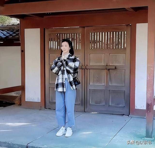 她是王石大女儿，比后妈年龄还大，坚持不婚